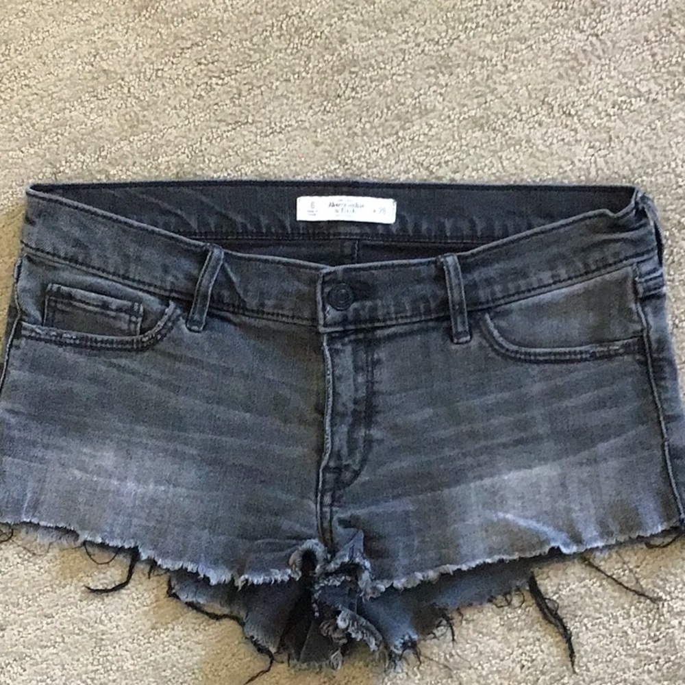 Size 28 a&f grey shorts